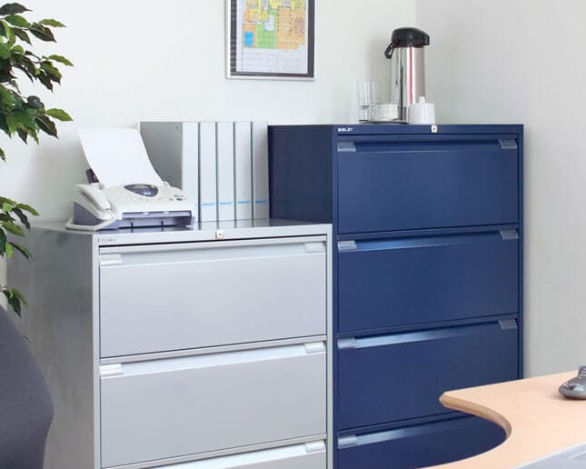 Dos archivadores de diferentes alturas, número de cajones y color para doble archivo frontal en carpetas DIN-A4