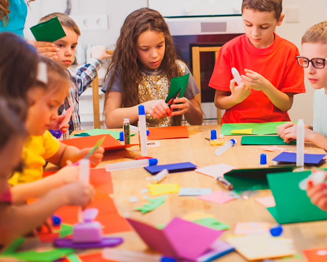 ¡Descubre la magia de las cartulinas de Fabrisa y eleva tus creaciones manuales y artísticas a otro nivel con su papel de calidad insuperable!