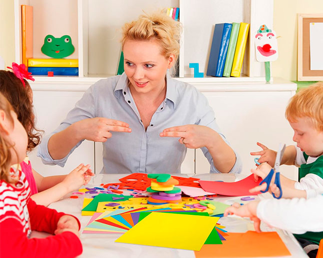 Después de un largo día de clases y actividades, hacer manualidades es una forma genial de relajarse, concentrarse y estimular la imaginación, la destreza y el pensamiento lógico de tu hijo. ¡Pasar un rato divertido juntos creando cosas increíbles!
