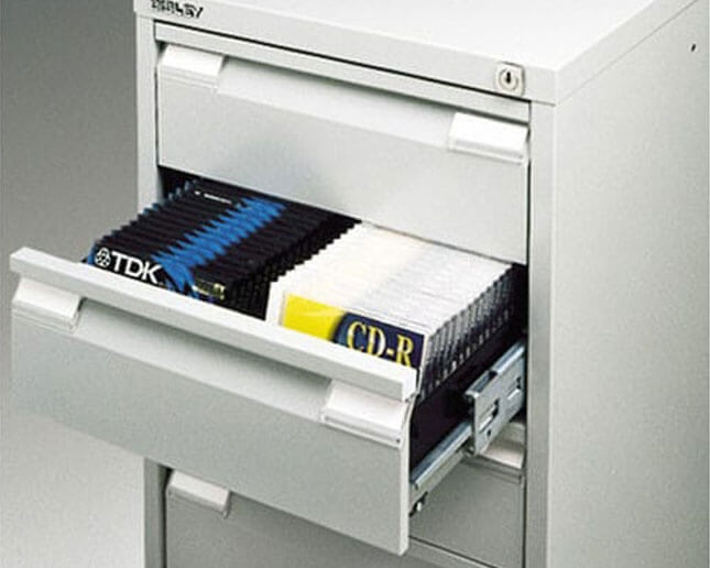 Cajón abierto con cintas de vídeo y discos de CD