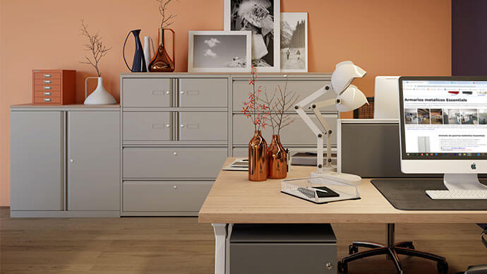 Varios tipos de armarios Essentials en oficina
