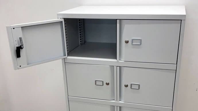 Taquilla Essentials con compartimento abierto