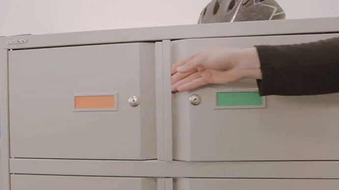 Mano abriendo taquilla Essentials