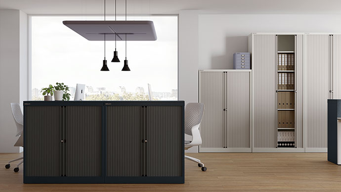 Armarios de puerta persiana en blanco y negro