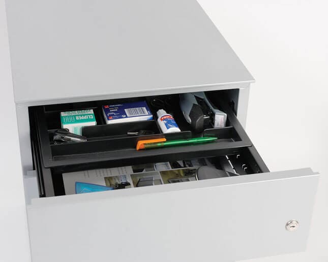 Cajón de cajonera metálica Note abierto con plumier para utensilios