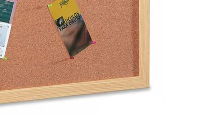 El tablero de esta pizarra de corcho se remata con un marco decorativo grueso símil pino.