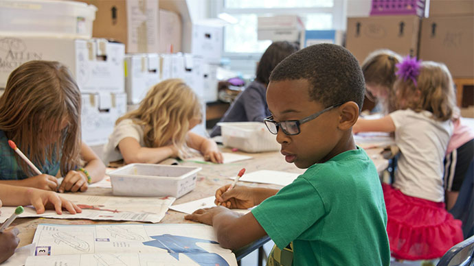 Esta pizarra fue especialmente diseñada para trabajar en un entorno escolar, academias, universidades, donde el tiempo de utilización es muy alto.