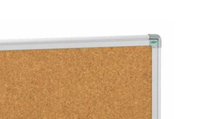 El tablero de esta pizarra de corcho se remata con un marco fabricado de aluminio con cantoneras decorativas.