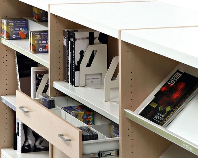 Libros y revistas en estantería Class Actiu