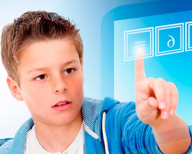 Niño interactuando con pantalla digital interactiva