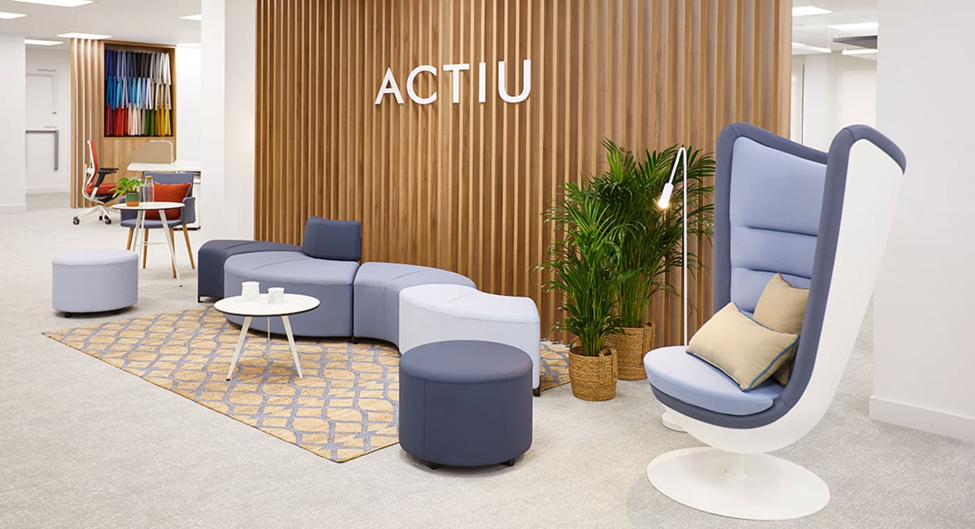 Ambiente de Soft Seating para zona de relax en tonos azules