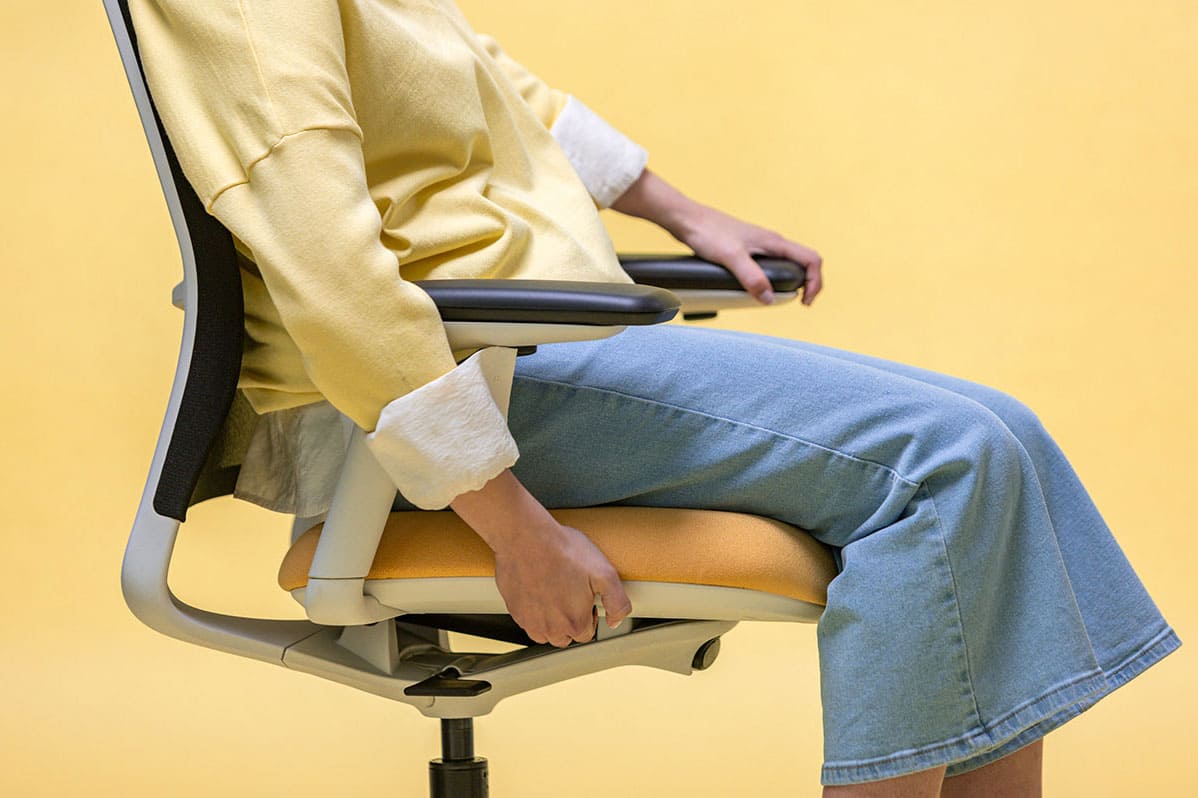 Silla A+S Work tapizada en amarillo