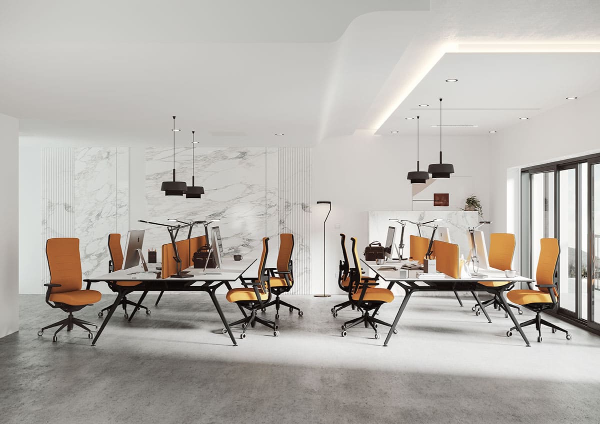 Sillas y divisorias tapizadas en amarillo mostaza