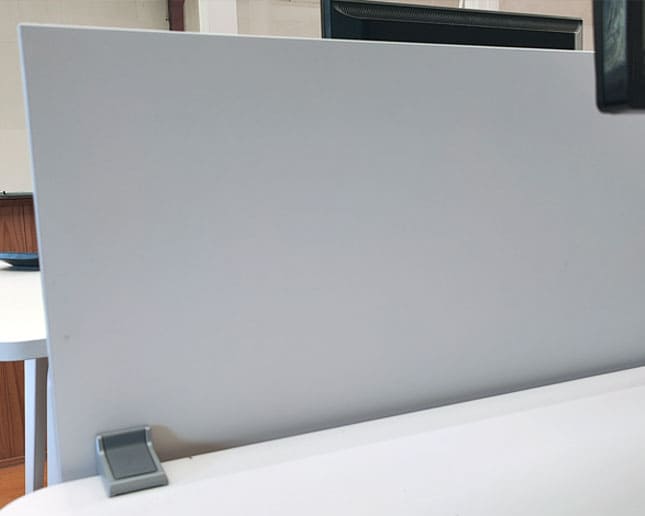 El frontal de la mesa queda libre de distracciones