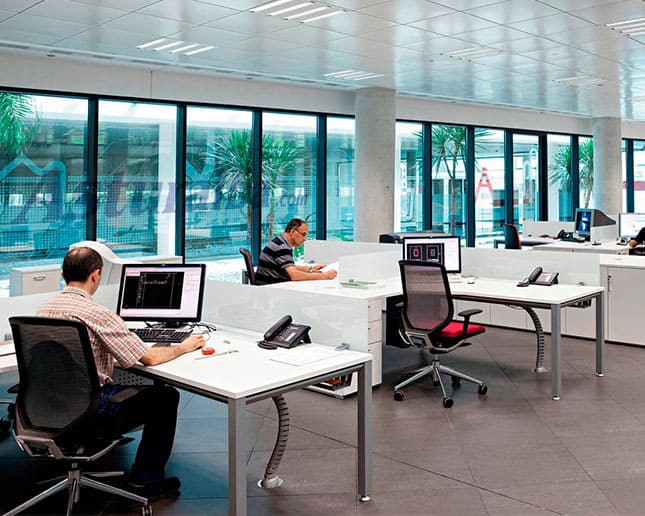 Mesas con divisoria frontal