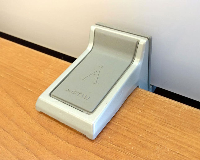 Pinza que realiza la unión entre el tablero y el metacrilato 