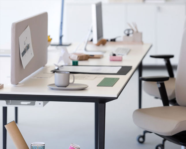 Oficina de diseño con divisoria foamizada