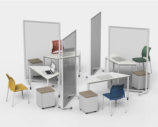 Oficina con biombos transparentes con ruedas Split