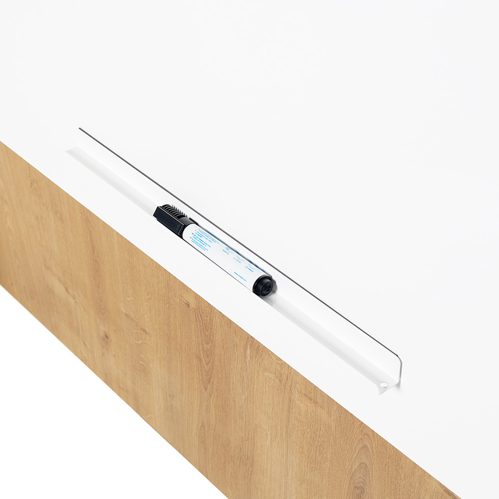 Gracias a la bandeja para rotuladores incorporada ya no tendrás que buscar en distintos lugares los accesorios necesarios, ya que estarán perfectamente guardados en el cajetín integrado en la pizarra. 