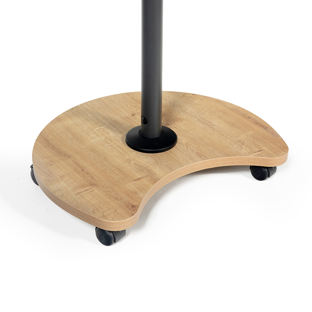 La base de melamina acabado Roble con 5 ruedas te permite mover cómodamente la pizarra allá donde se necesite.