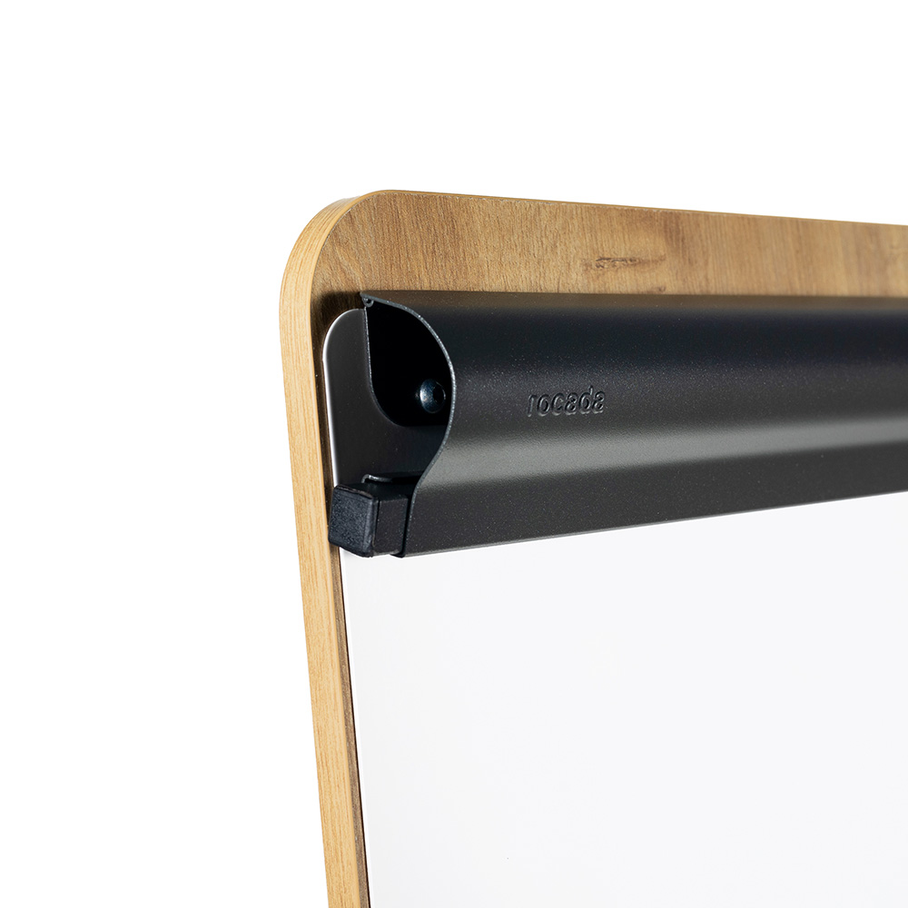 La trasera en melamina color Roble le aporta un toque diferente, es ideal para espacios donde se busca cuidar la estética hasta en el más mínimo detalle.