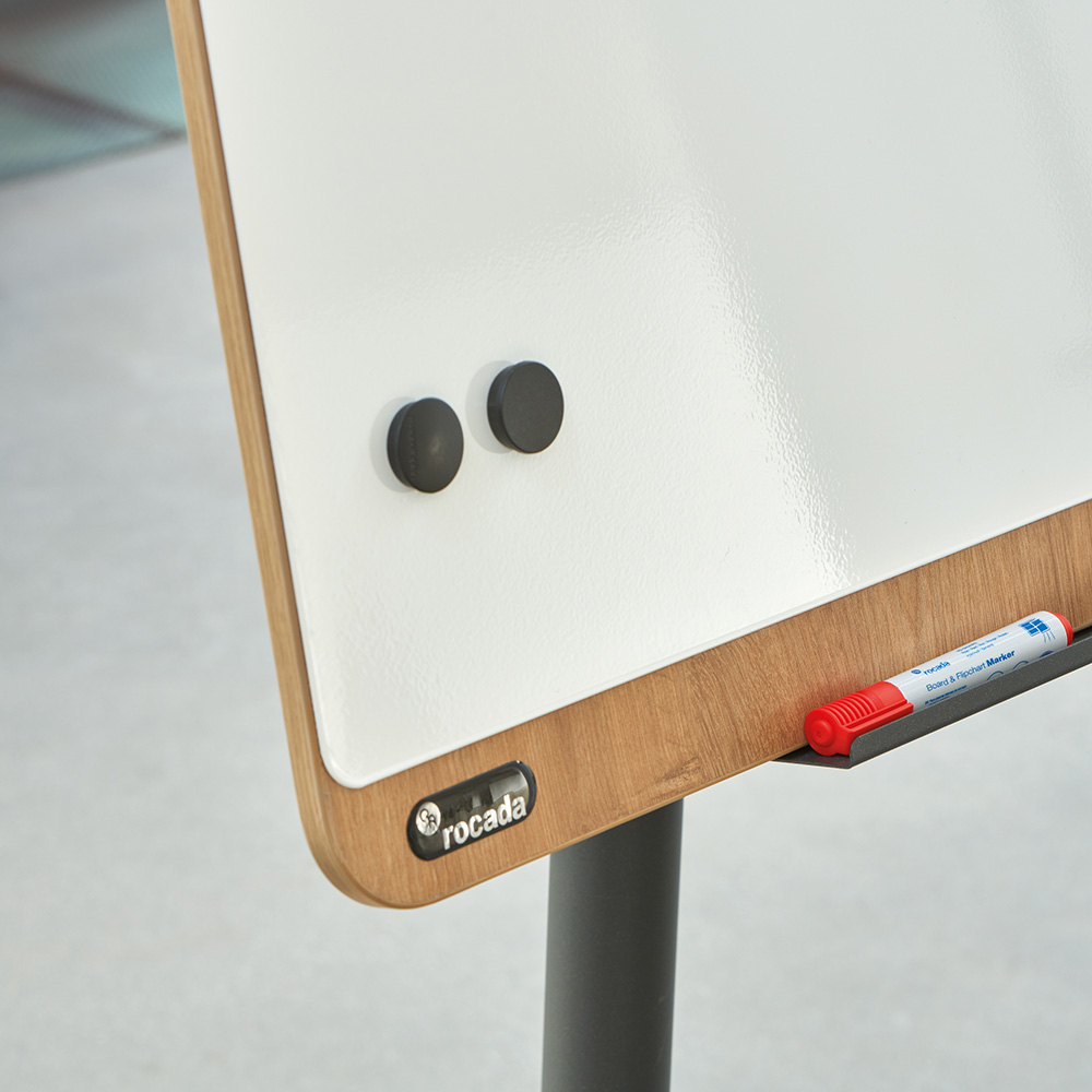 Gracias a la bandeja para rotuladores incorporada ya no tendrás que buscar en distintos lugares los accesorios necesarios, ya que estarán perfectamente guardados en el cajetín integrado en la pizarra. 