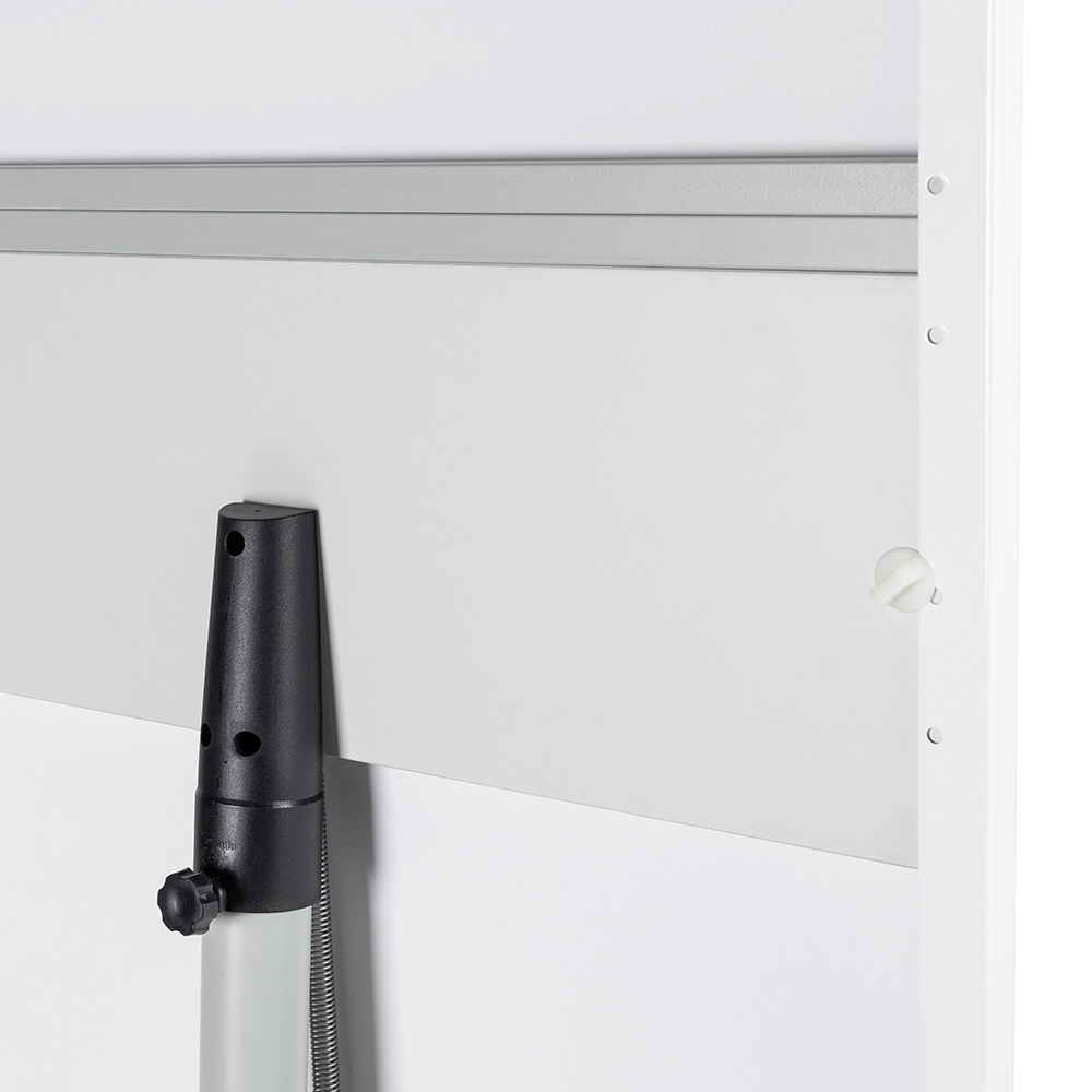 La pizarra se puede regular en altura para adaptarse a la persona que la está usando, mínimo 105cm / máximo 180cm.