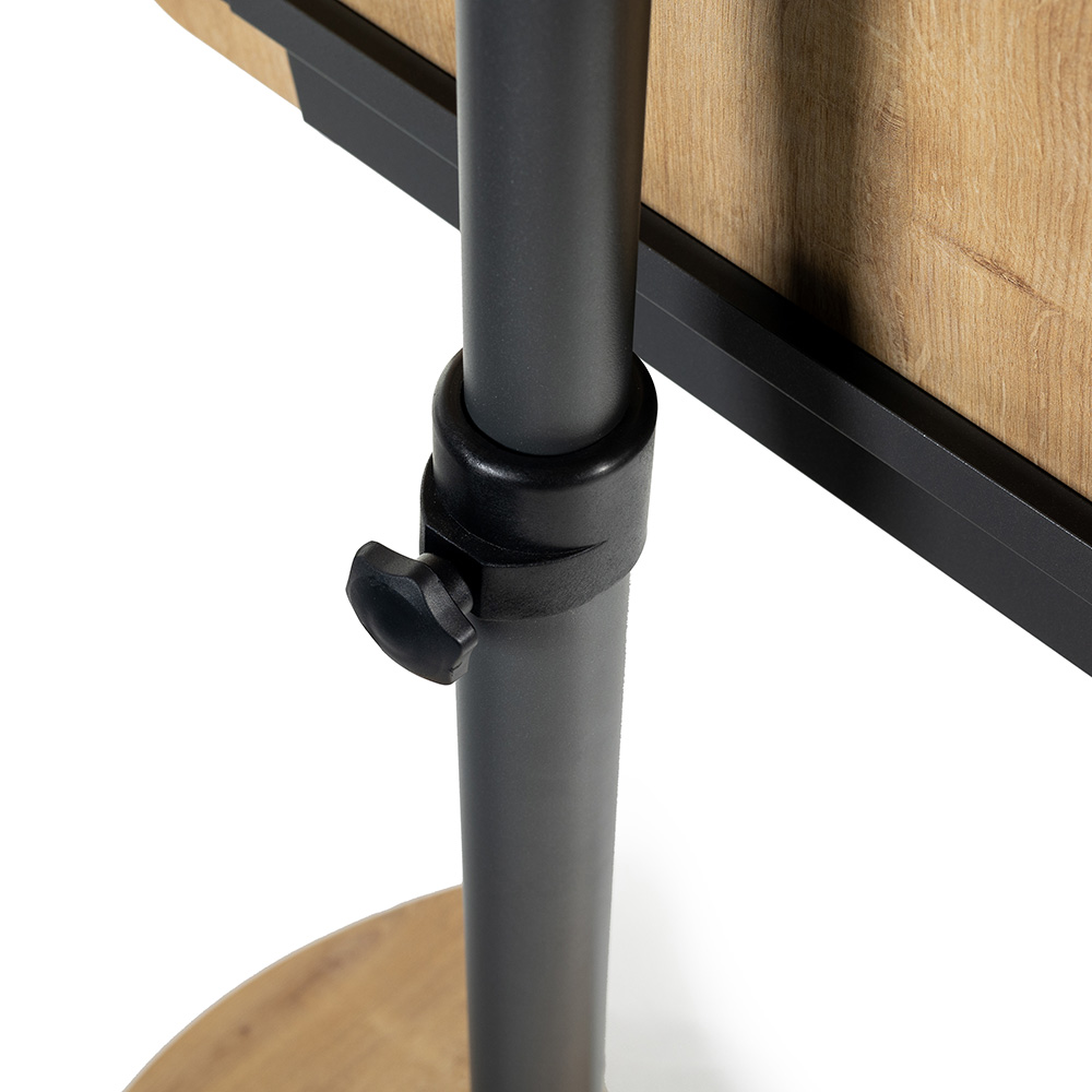 La pizarra se puede regular en altura para adaptarse a la persona que la está usando, mínimo 105 cm / máximo 190 cm