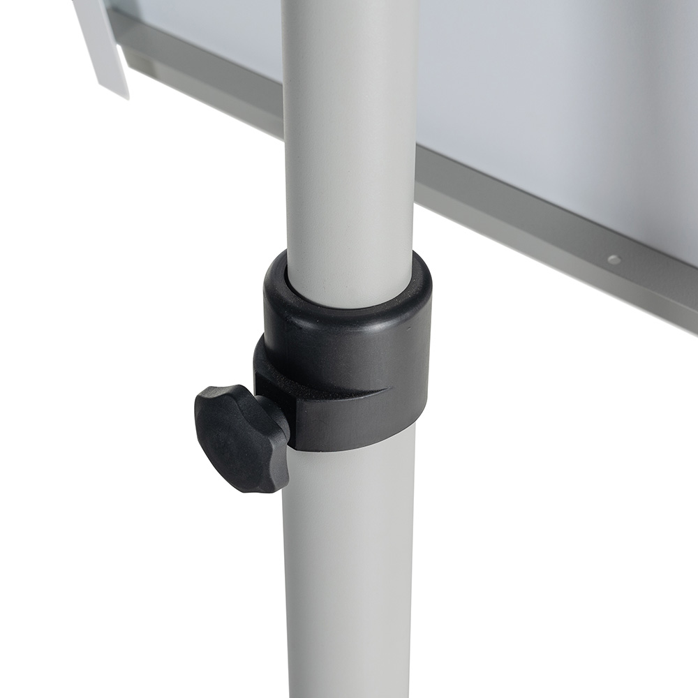 La pizarra se puede regular en altura para adaptarse a la persona que la está usando, mínimo 105 cm / máximo 190 cm