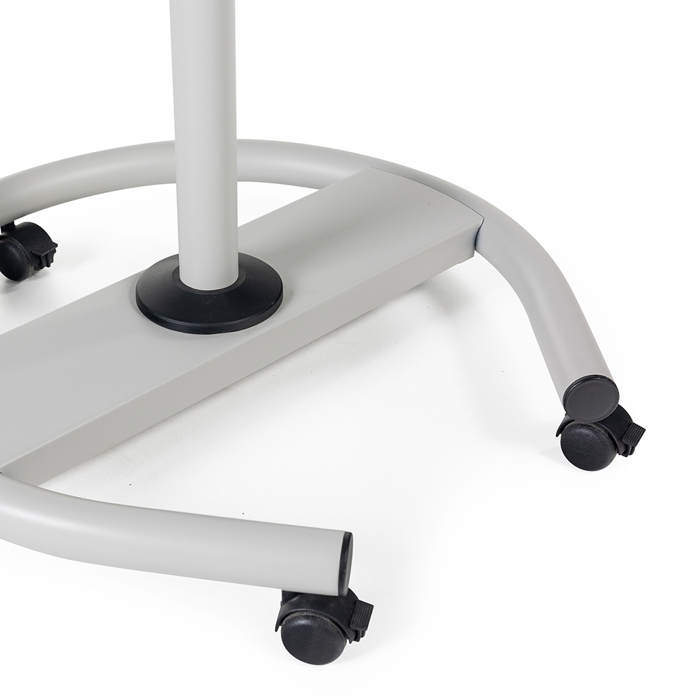 La base metálica con 5 ruedas con freno te permite mover cómodamente la pizarra allá donde se necesite.