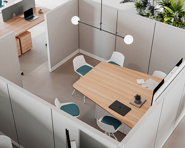 Sillas Viva y mesa de videoconferencia Power en sala cerrada con divisorias D500