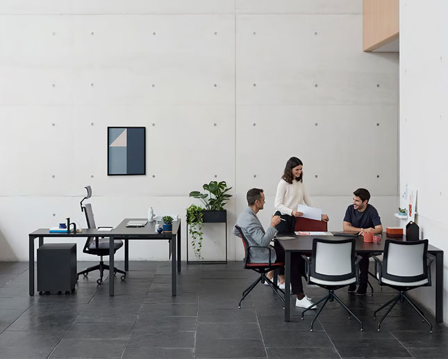 Oficina con mesas Actiu Vital en negro