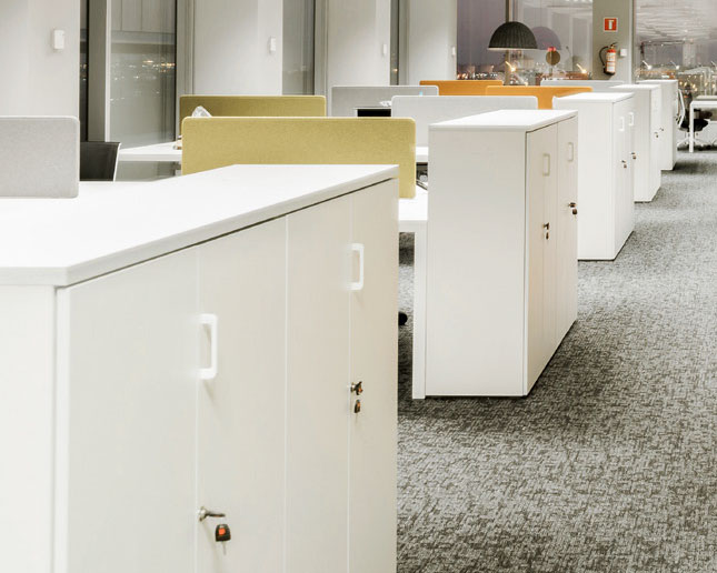 Varios armarios modulares con tapa compartida