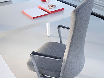 Respaldo y asiento en espuma tapizada