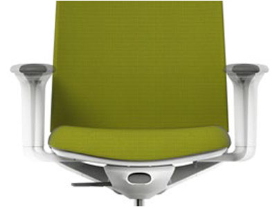 El ajuste de distancia entre brazos dota a la silla de la posibilidad de obtener un espacio cómodo