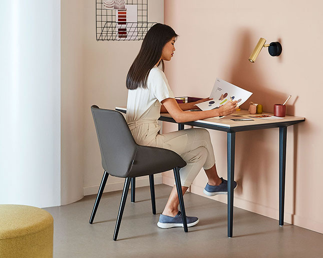 Joven asiática sentada en silla Noom 30