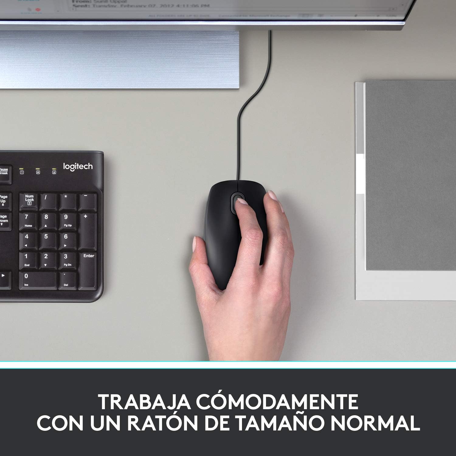 Mano con ratón en mesa de oficina