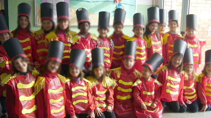 Grupo de niños disfrazados de soldaditos de plomo