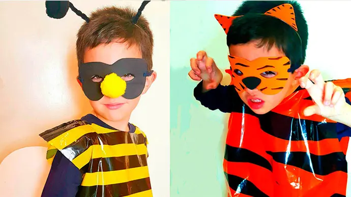Niño disfrazado de abeja y de tigre
