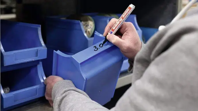 El Edding 3000 ofrece una tinta permanente especialmente formulada para adherirse con firmeza a superficies como plástico, cartón, vidrio, metal o madera. Es resistente al agua, al roce y a la luz, y se seca rápidamente para evitar manchas. Ideal para marcaje profesional en almacenes, talleres, fábricas o entornos técnicos exigentes