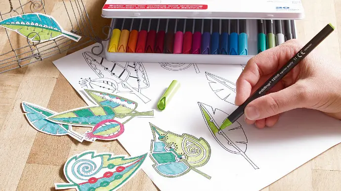 Cuaderno de bullet journal decorado con rotuladores Edding 1200 y frases motivadoras en colores pastel