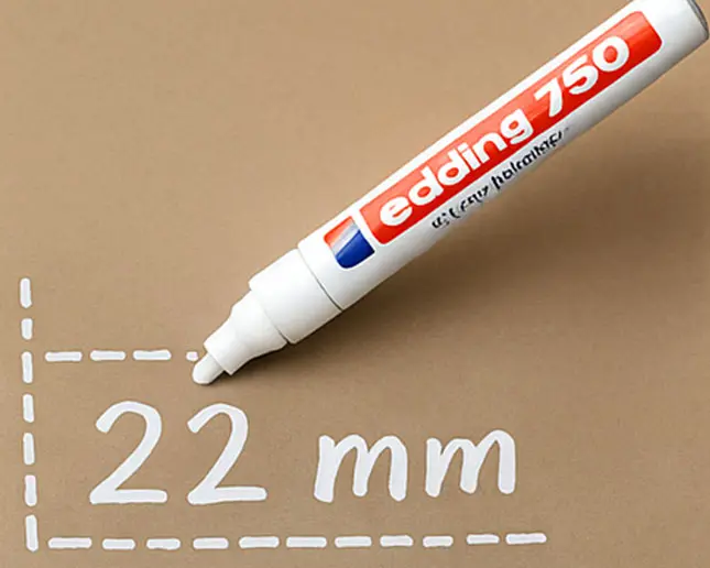 El Edding 750 cuenta con una punta redonda de alta calidad que permite un trazo fluido, visible y definido de entre 2 y 4 mm. Ideal para escribir, marcar o dibujar sobre cualquier superficie con un nivel de control total. Esta versatilidad lo convierte en una herramienta excelente para etiquetas, códigos o señalización profesional, incluso en superficies irregulares como madera seca o cartón.
