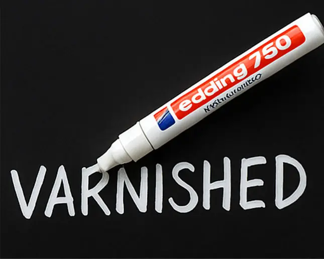 Su tinta opaca de gran cobertura ofrece una visibilidad excelente sobre materiales oscuros o brillantes. El acabado tipo laca permite que la escritura destaque sobre cristal, metal pintado, plástico, cuero o cerámica sin necesidad de repasar. Incluso en superficies porosas o rugosas, como piedra o madera sin tratar, el resultado es limpio y uniforme.