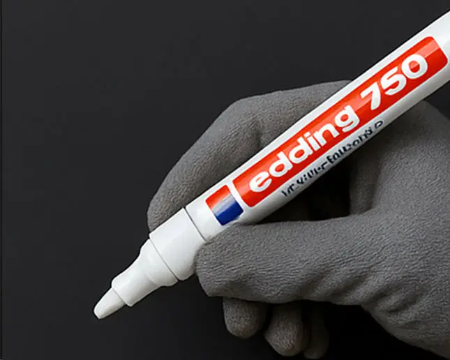 El cuerpo metálico del Edding 750 está diseñado para soportar el uso intensivo en talleres, obras o entornos industriales. Resiste golpes, presión y productos químicos ligeros, manteniendo el rotulador protegido y funcional durante más tiempo. Su formato ergonómico facilita el agarre y mejora la comodidad en trabajos prolongados.