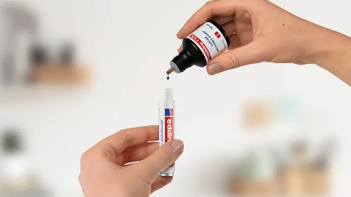 Gracias al sistema de recarga con tinta Edding MTK 25, el marcador Nº 1 se puede reutilizar una y otra vez. Una opción sostenible y económica que reduce residuos y garantiza un rendimiento constante sin pérdida de calidad.  