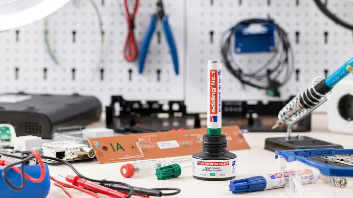El Edding Nº 1 es el rotulador elegido en entornos industriales por su trazo resistente y su capacidad de marcar sobre metal, plástico o goma, incluso en superficies rugosas o aceitosas. Ideal para talleres mecánicos, fábricas o almacenes.