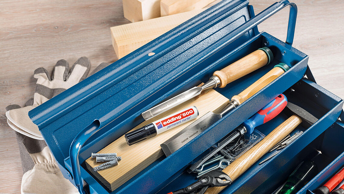 Gracias a su tinta permanente y colores intensos, el Edding 500 es perfecto para marcar contenedores, etiquetas o utensilios del hogar. Su resistencia al agua y al roce asegura una durabilidad excelente, incluso en ambientes como cocinas, lavaderos o habitaciones infantiles.  