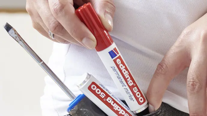 Este marcador es compatible con los sistemas de recarga Edding como MTK 25 o T 100, lo que lo convierte en una opción económica y sostenible. Podrás alargar la vida útil del rotulador reduciendo residuos sin comprometer el rendimiento.