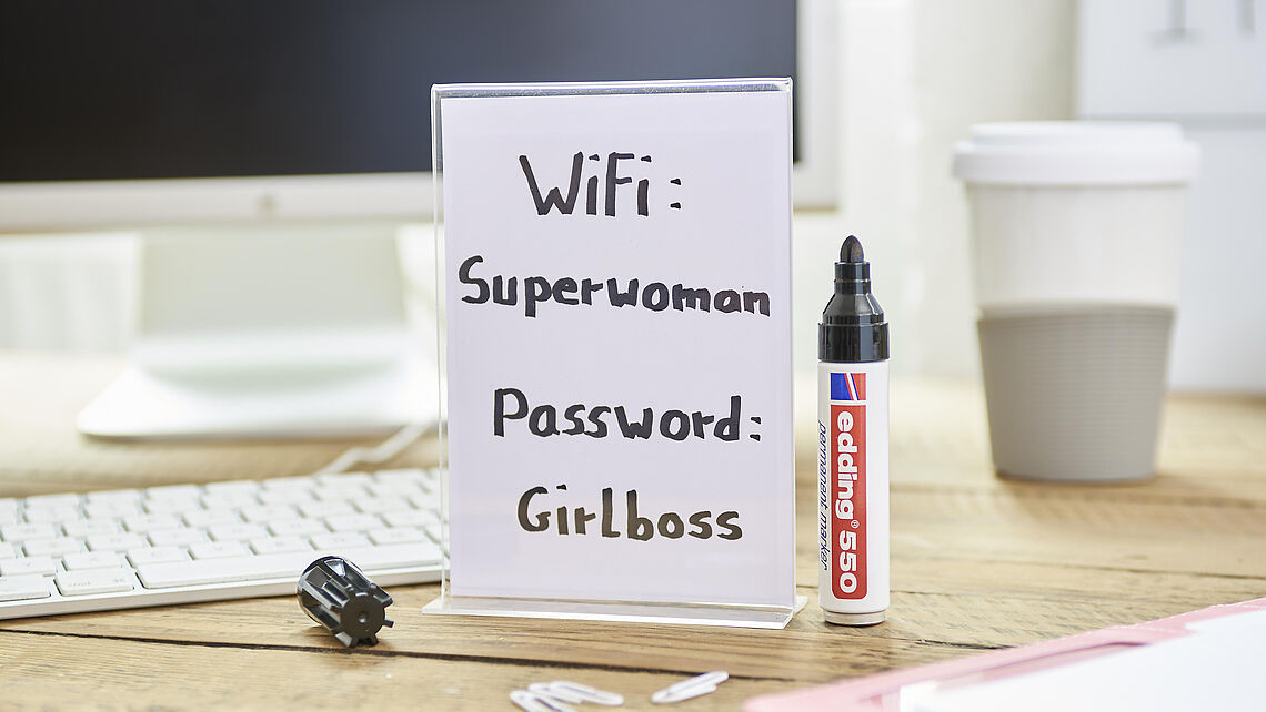 El rotulador Edding 550 destaca por su punta redonda de 3-4 mm, que proporciona un trazo fluido y constante. Ideal para escribir mensajes visibles en pizarras, etiquetas o superficies lisas. Su diseño ergonómico permite un agarre cómodo incluso en usos prolongados.