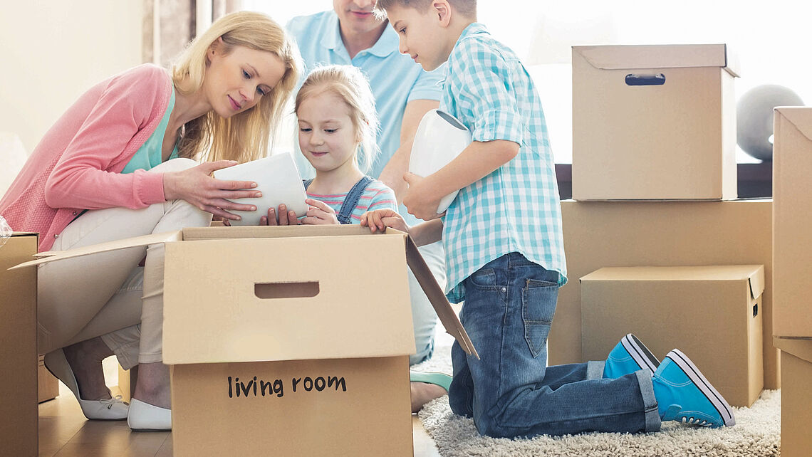 Gracias a su tinta permanente de alta adherencia, el Edding 550 es perfecto para marcar cajas, paquetes y cartones. Su color intenso y su resistencia al roce lo convierten en un aliado imprescindible en mudanzas, almacenes y logística.